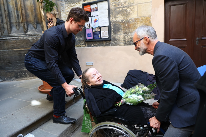 Ivan Trojan pomáhal handicapované ženě. 