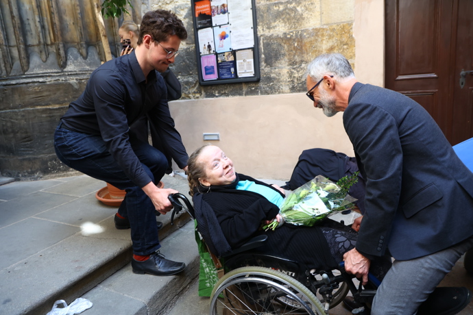 Ivan Trojan pomáhal handicapované ženě. 