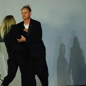 Hádky a následné potyčky si nešlo nevšimnout.