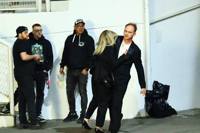 Muž musel rozrušenou partnerku odtáhnout.