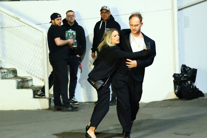 Všichni okolo se dívali.