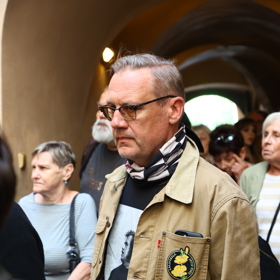 Nezvolil však nejvhodnější outfit.