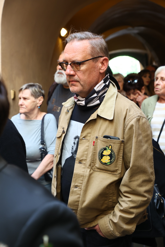 Nezvolil však nejvhodnější outfit.