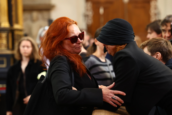 Lidé nedokázali udržet slzy.