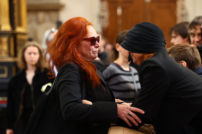 Pohřeb byl plný slz.