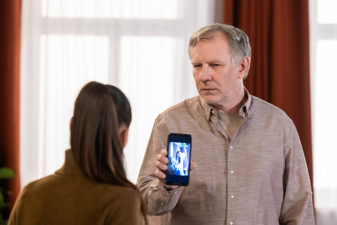 Adrianu už delší dobu pronásleduje stalker, který má její staré lechtivé fotky. Nyní je pošle i Evženovi.