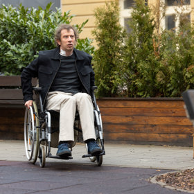 Lukáš napsal Heleně dopis, ale nedokáže už déle čekat na odpověď. Rozhodne se odletět za ní.