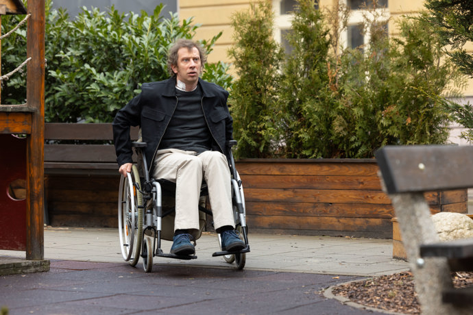 Lukáš napsal Heleně dopis, ale nedokáže už déle čekat na odpověď. Rozhodne se odletět za ní.