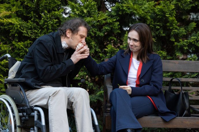 Lukášovi se sice nepodaří odletět, ale osud mu stejně zařídí setkání s Helenou.