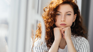 Mladá dívka, smutná dívka