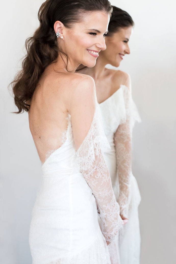 Na první pohled jde o klasičtější svatební šaty...