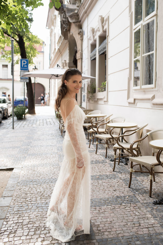 Sukně může být dlouhá, ale poloprůhledná.