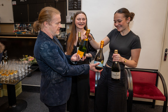 Pavel Šporcl se ujal rozlévání vína. 