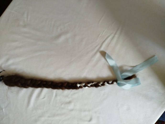 Veronika zatím tápe v tom, jak o cop z pravých vlasů pečovat, tak aby přečkal generace. 