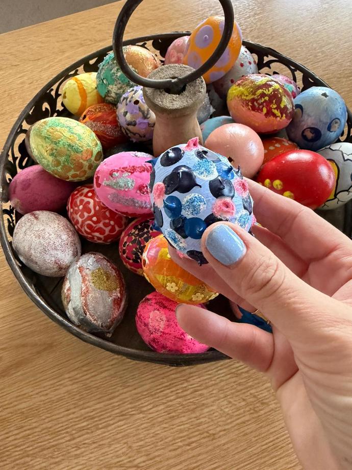 Lucie si oblíbila kraslici, která hezky ladí s jejím pastelově modrým lakem na nehtech. 