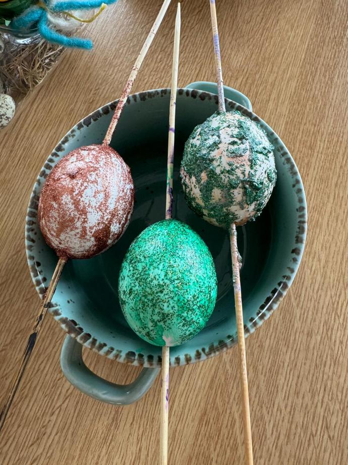 Takhle probíhá kreativní proces dekorování kraslic. 