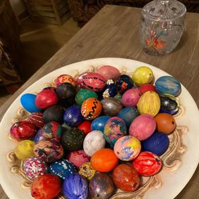 Barevných kraslic je u Lucie Borhyové velká spousta.