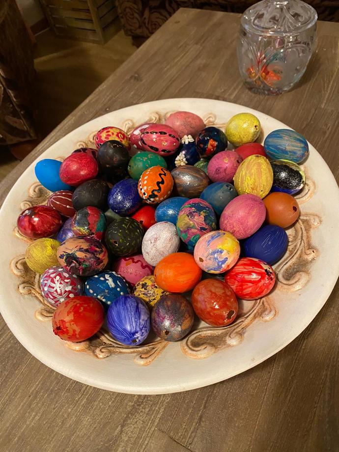 Barevných kraslic je u Lucie Borhyové velká spousta.