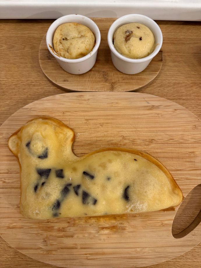 Rarita, kterou letos Lucie upekla, je beránek a muffinky ze zbytků. "Zbyla mi dvě vejce," vysvětlovala moderátorka tuto improvizaci. Pokud se beránek rychle nesní, možná ho stihne potáhnout čokoládou. 