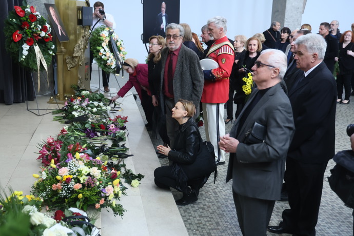 Smuteční hosté kondolují na pohřbu Václava Hybše.
