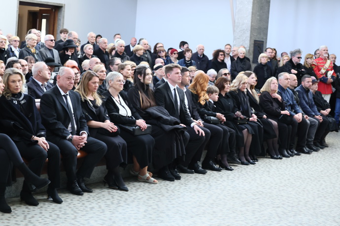 Smuteční hosté na pohřbu Václava Hybše.