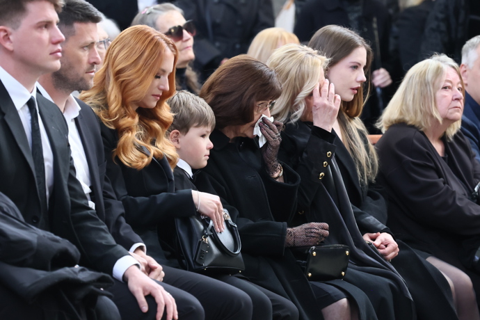 Na pohřbu lidé neudrželi slzy.