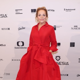 Košilové šaty jsou univerzálním kouskem, který můžete nosit na den, ale i na formálnější akce. Dagmar Havlová tento úchvatný červený model vynesla na letošní předávání Českých lvů
