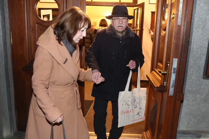 Jaroslav Uhlíř žije ve spokojeném manželství se svojí druhou ženou, psycholožkou Helenou.
