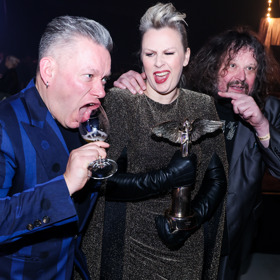 Tereza Černochová dlouhodobě zpívá s kapelou Monkey Business.