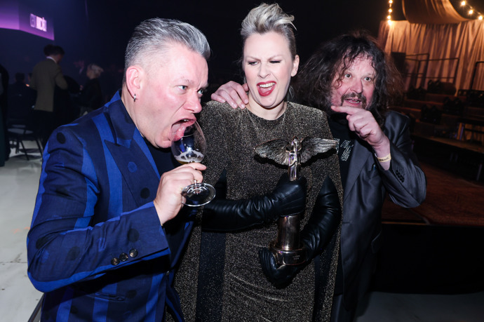 Tereza Černochová dlouhodobě zpívá s kapelou Monkey Business.