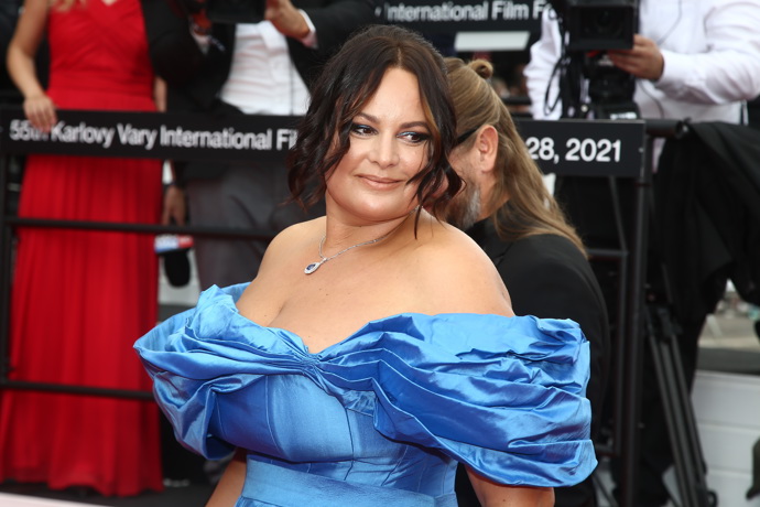 Spadlá ramena u šatů působí až romanticky. Objemné rukávy působí majestátně. 