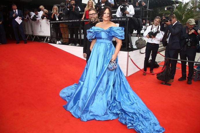 Model Borise Hanečky pro Jitku Čvančarovou byl skandální a přitom tak nadčasový a inspirovaný historií. Zvýrazněný pas doával postavě schované ve velkém množství látky siluetu. 