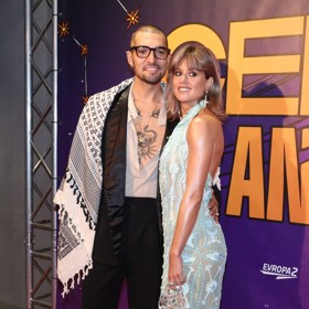 Emma Smetana nás v roce 2024 zaujala v boho šatech z Bali. Její partner Jordan Haj ji hezky doplňuje. 