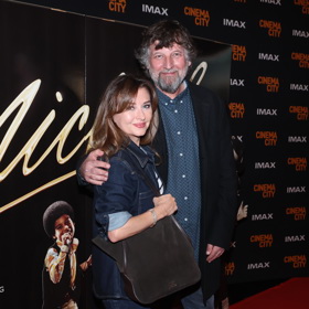 Herečka dorazila s manželem Petrem Maláskem a potvrdila, že i denim může působit sofistikovaně,