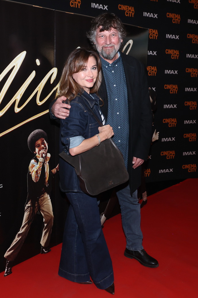 Herečka dorazila s manželem Petrem Maláskem a potvrdila, že i denim může působit sofistikovaně,