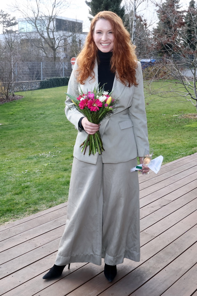 Kostýmek vynikal extra širokými kalhotami. Herečka si nezapomněla přidat centimetry kozačkami na vysokém podpatku. 