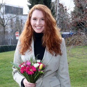 V chladnějších dnech kalhotové kostýmy skvěle doplní rolák.