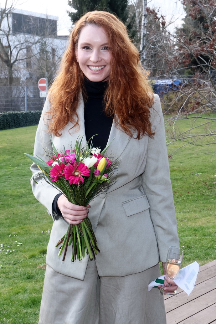 Denisa Nesvačilová oblékla teplý černý svetr a zeleno-šedý kalhotový kostýmek. 