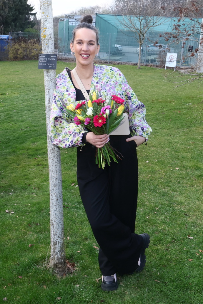 Michaela Tomešová oblékla černé kalhoty a k nim jarní květovanou přechodovou bundičku. 