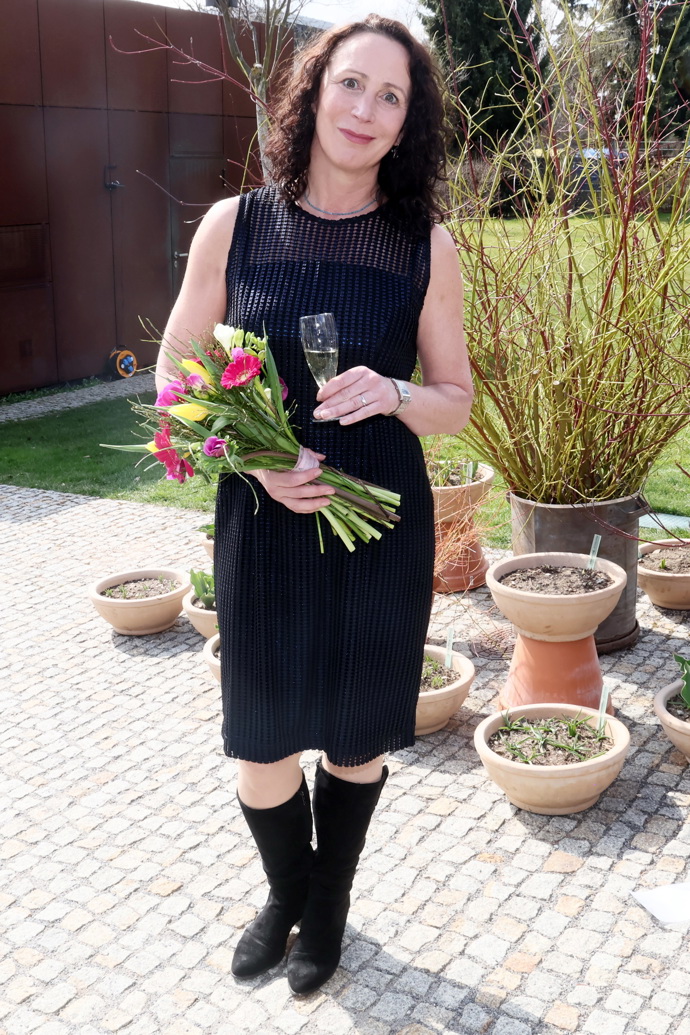 K černým šatům bez rukávů nazula herečka vysoké černé kozačky. 