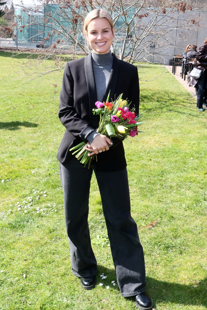 Herečka si vystačila s černým sakem, tmavými džínami a šedým rolákem. 