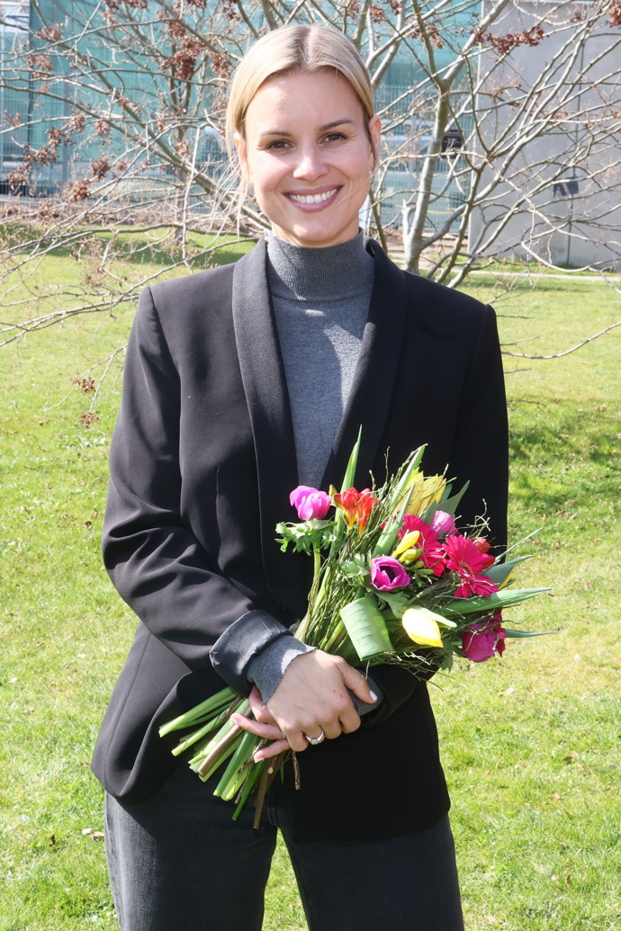 Patricie Solaříková oblékla jednoduchý outfit kombinující černou a šedou. Kytice květin ji potom hezky rozzářila.