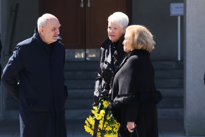 Pavla Břínková na pohřbu Václava Hybše.