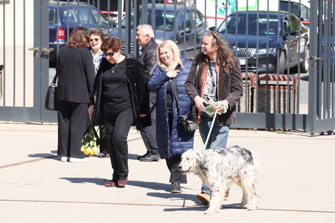 Smuteční hosté na pohřbu Václava Hybše.