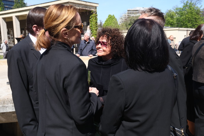 Jitka Zelenková na pohřbu Václava Hybše.