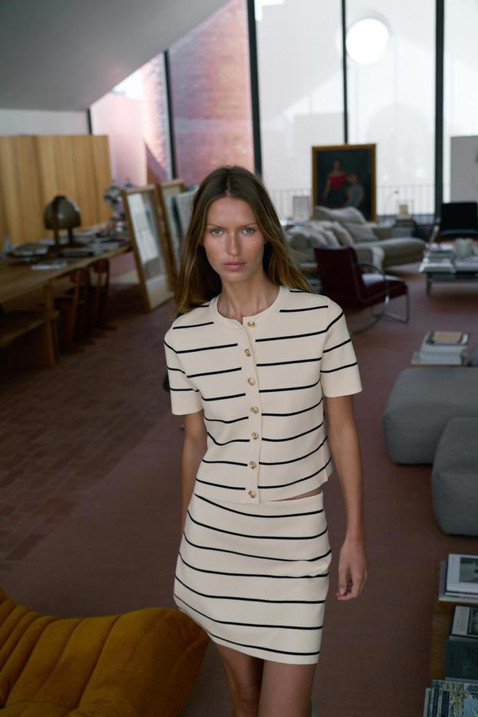 Pruhovaný svetr a minisukně z úpletu, Zara, svetr 849 Kč, sukně 649 Kč