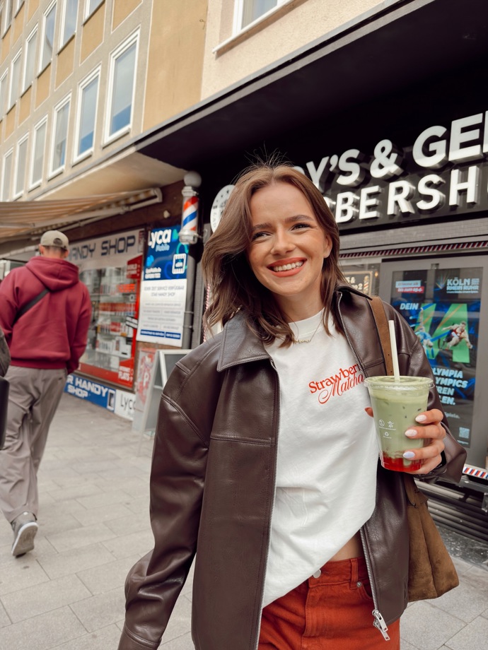 Zuzaně Hanajíkové je 25 let. 