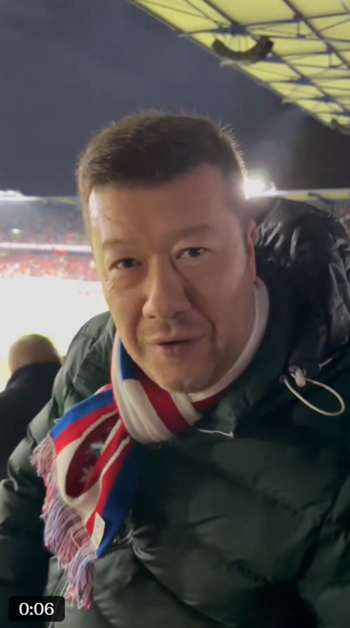 Tomio Okamura na stadionu.