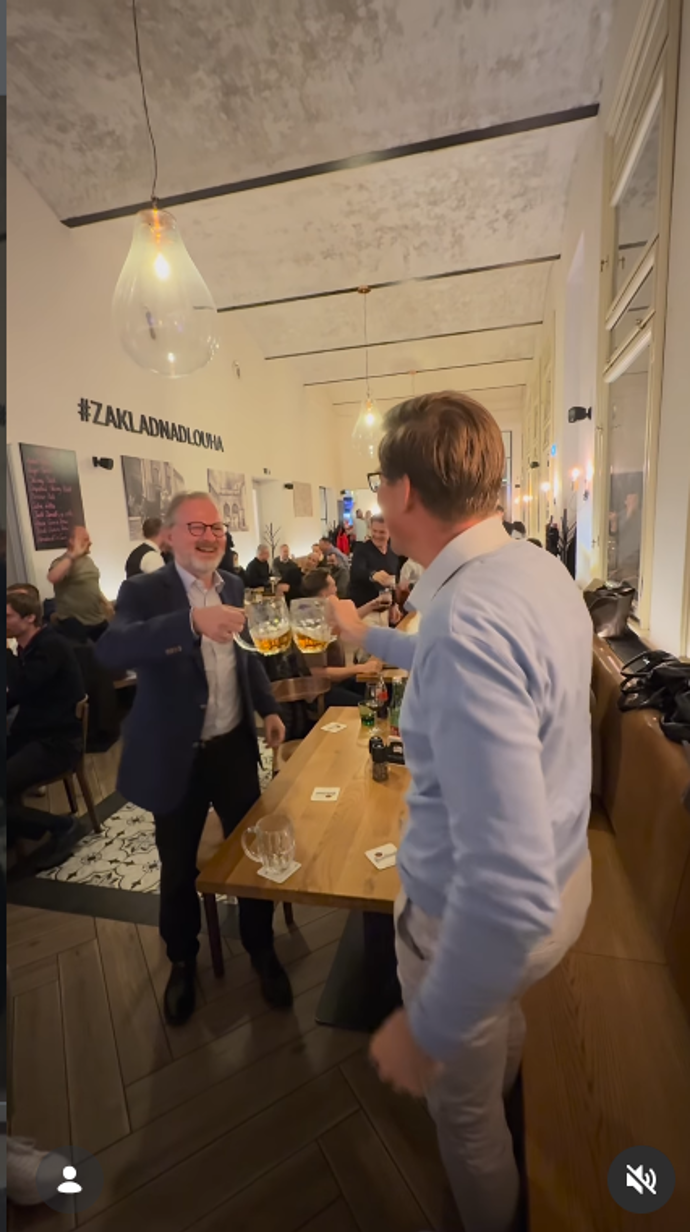 Petr Fiala si připil s Martinem Kupkou.