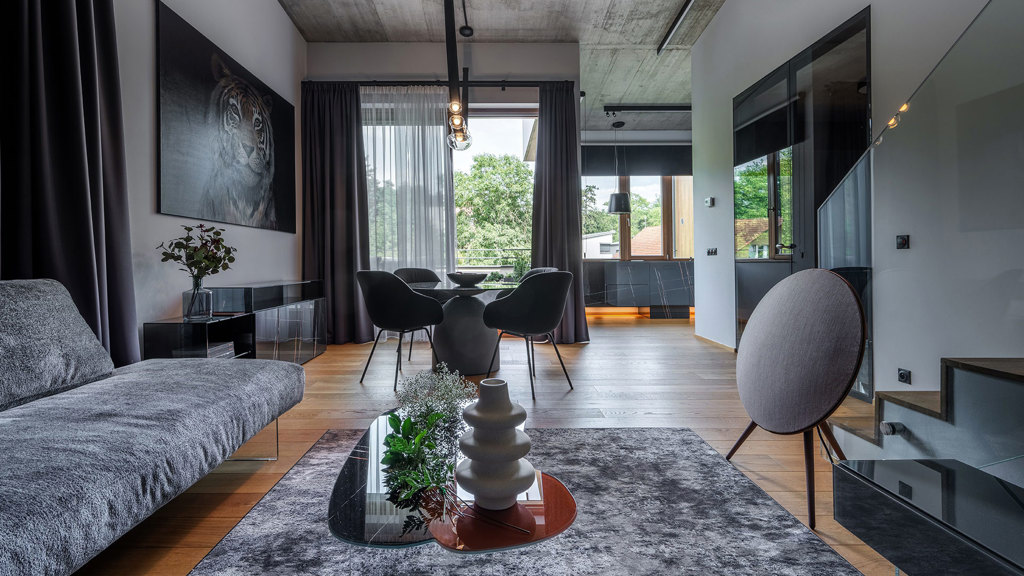 Projekt rekonstrukce mezonetového bytu v Praze přetvořil interiér v luxusní prostor s důrazem na kvalitní materiály a provedení. Majitel si přál moderní bydlení s prostorným sprchovým koutem, saunou a pánskou šatnou. Skleněný nábytek, kouřová zrcadla a designová svítidla vytvářejí harmonický celek.
Projekt rekonstrukce mezonetového bytu v Praze přetvořil interiér v luxusní prostor s důrazem na kvalitní materiály a provedení. Majitel si přál moderní bydlení s prostorným sprchovým koutem, saunou a pánskou šatnou. Skleněný nábytek, kouřová zrcadla a designová svítidla vytvářejí harmonický celek.